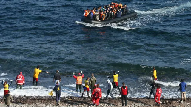 Мигранты в лодке плывут из Греции в Турцию