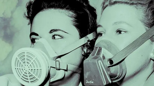 Две девушки в респираторах