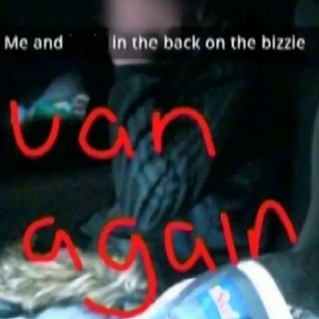 上了警车，小A小B用口红在车窗上写下“又上了车”，再次自拍，像是终于结束了一场痛快的通宵Party。