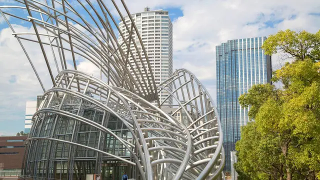 La entrada del Museo Nacional de Arte de Osaka está diseñada para asemejarse a unos juncos a lo largo de la orilla de un río o a tallos de bambú. 