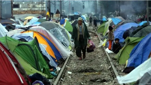 ما زال الآلاف من اللاجئين السوريين عالقون عند الحدود اليونانية المقدونية