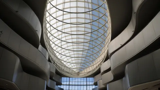 Claraboya gigante en el techo del hall principal del hotel Royal Tulip en Brasilia.