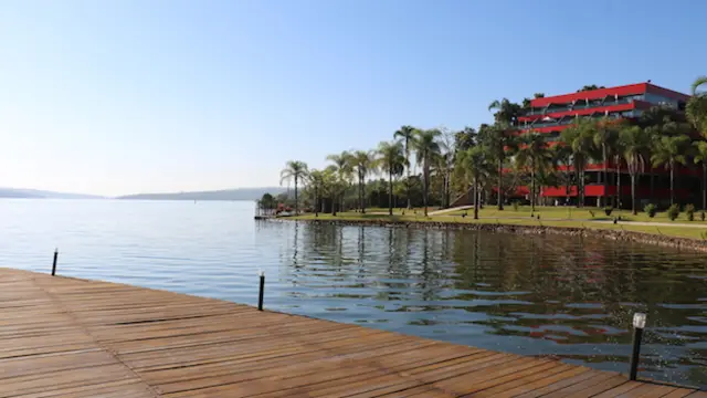 Lago Paranoá y parte del hotel Royal Tulip en Brasilia.