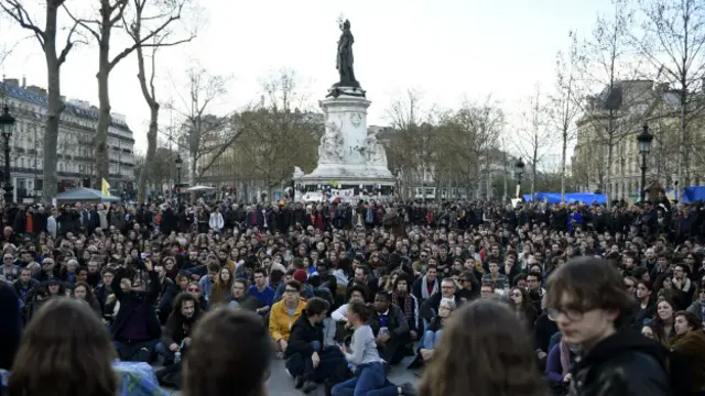 Paris'te protestoların sembolü haline gelen Cumhuriyet Meydanı'nda binlerce kişi toplanıyor.