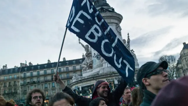 'Nuit Debout' (Gece Ayakta) hareketi, meydanda ülke sorunlarının tartışıldığı komiteler kurdu.
