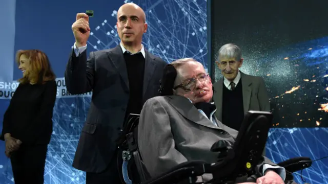 Milner junto a Hawking durante la presentación del proyecto Breakthrough Starshot para realizar viajes interestelares. 