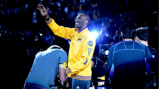 科比进入赛场时向观众挥手