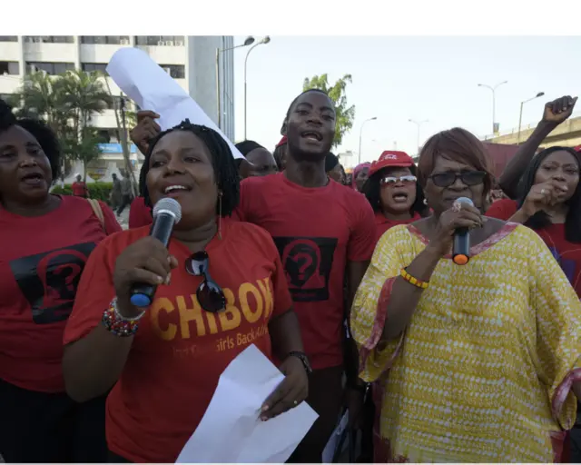 家长们游行希望给政府施压解救被绑架女孩。