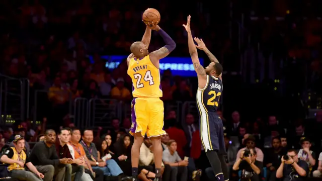 科比在比赛中起跳投篮