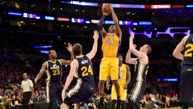 科比在比赛中起跳投篮