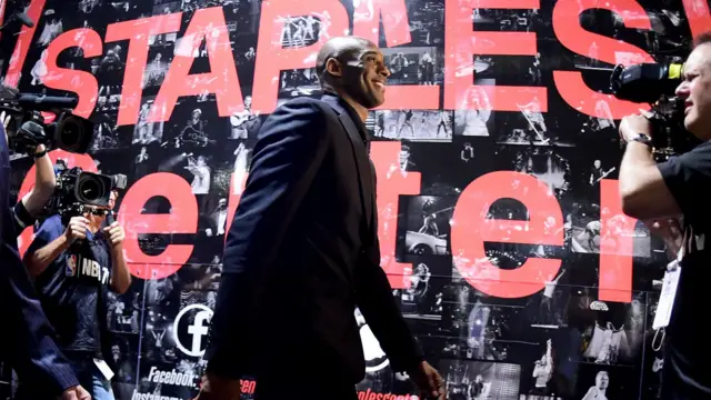 科比身穿西装到场时面带微笑