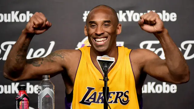 科比在赛后记者会上举起双拳