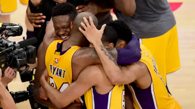 科比与队友拥抱庆祝胜利