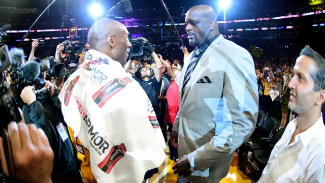 科比与前队友奥尼尔赛前握手