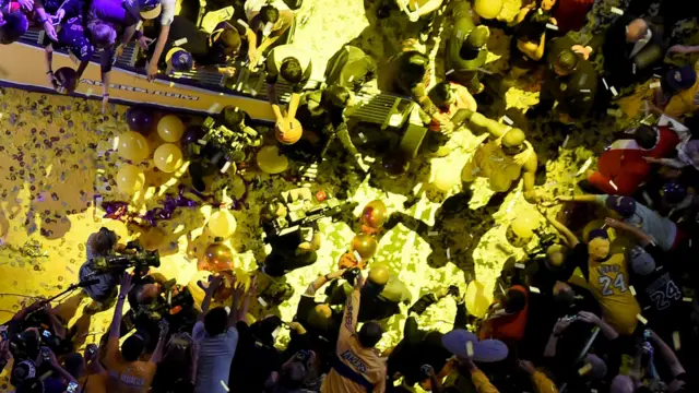 科比在赛后走过通道时与观众握手