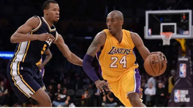 ایک بھرا مجمع کوبی برائنٹ کا آخری کھیل دیکھنے کو آیا۔ 