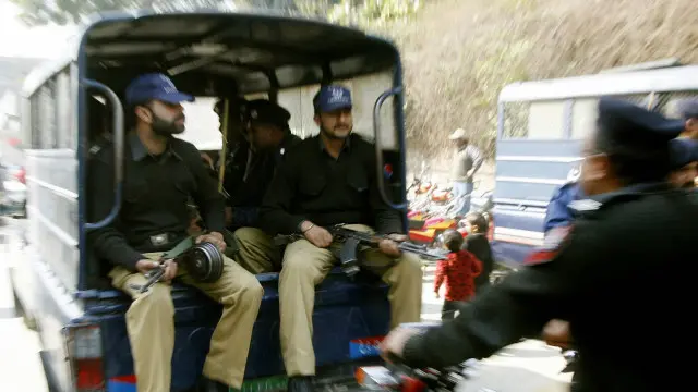 آپریشن کے باعث علاقے میں موبائل فون سروس بھی عارضی طور پر بند کر دی گئی ہے (فائل فوٹو)