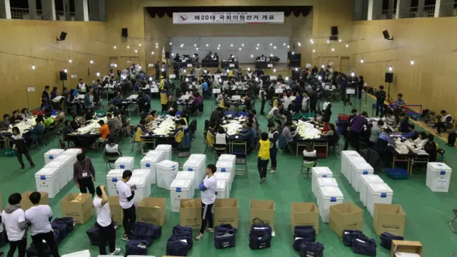 韩国选举委员会在清点选票