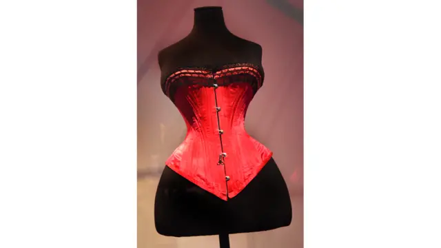 İpək satin, bağ və balina sümüyündən hazırlanan korset
