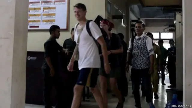 Andre Brun dan Dominika Czatskova saat diperiksa di Kantor polisi syariat kota Lhokseumawe, Selasa (12/04).