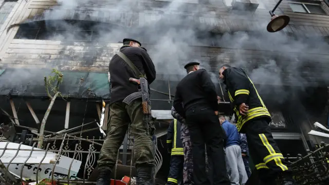 عملت قوات الدفاع المدني الفلسطينية على إخماد النيران