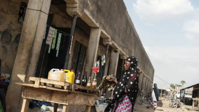 Pazar yerinde artık fazla birşey bulunmuyor.