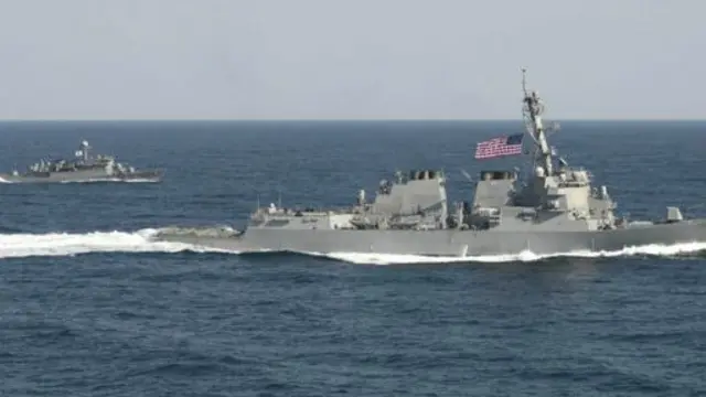 在南海争议问题上，美国将巡逻形容为“自由航行”行动，以确保获得关键航运和空运路线。