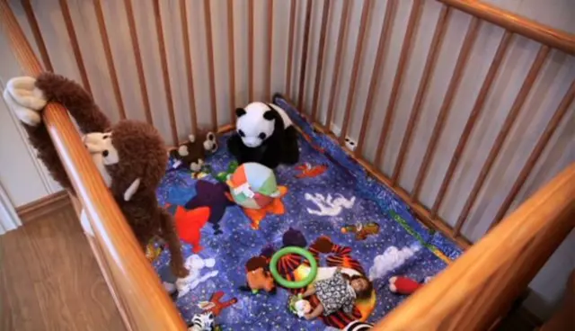 ارد گرد بہت سے کھلونے پڑے ہوئے تھے جن کے ساتھ ایک عرصے سے کوئی بچہ نہیں کھیلا تھا