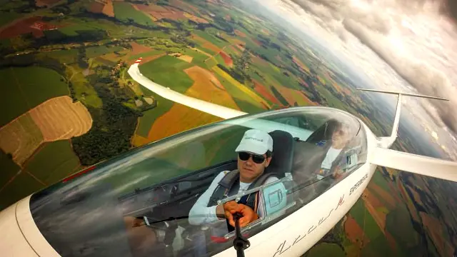 A favor do impeachment, o empresário Claudio Schmidt, 48, diz que suas vendas caíram 20% por conta da crise