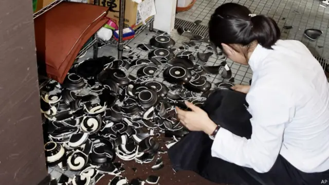 餐馆中的碗盘碎了一地