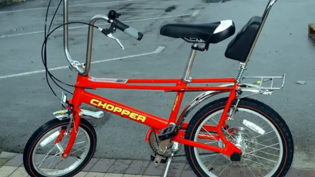 高高的車把和加填墊料的車座外觀，這輛羅利自行車模仿電影《逍遙騎士》（Easy Rider）中的摩托車設計而成。