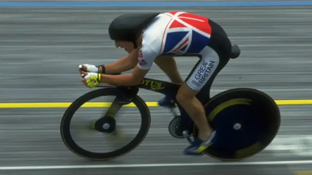 1992年，騎著一輛蓮花108型（Lotus Type 108）自行車的克里斯·博德曼（Chris Boardman),他是七十多年來首位獲得奧運會自行車比賽冠軍的英國人。