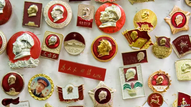 Những chiếc huy hiệu này được phổ biến rộng rãi nhất vào thời gian giữa năm 1967 và1969, khi tất cả mọi người (có “tính cách tốt”) đeo một chiếc để tỏ lòng trung thành với Mao - “Lãnh tụ vĩ đại”.  