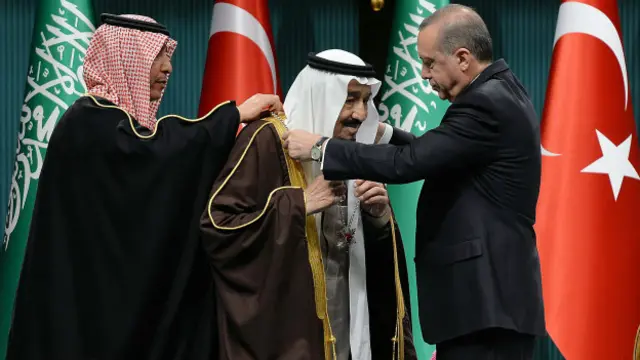 Recep Tayyip Erdogan Kral Salmana Türkiyənin yüksək rütbəli medalını verib. 