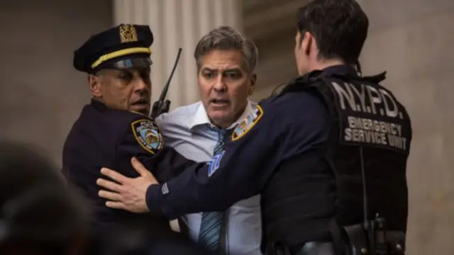 جورج كلوني (في المنتصف) من بين النجوم المتوقع تشريفهم البساط الأحمر بفيلم "موني مونستر"