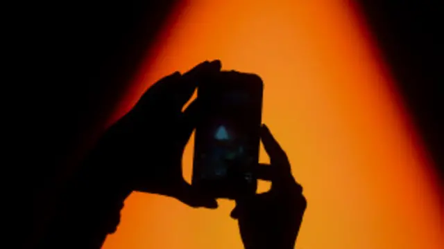 Según la normativa de la app, no está permitido el contenido gráfico explícito