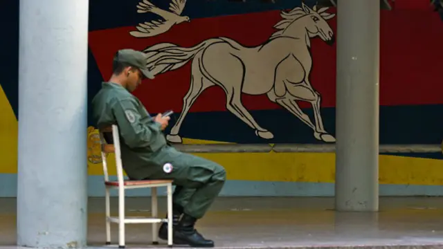 El regulador de las telecomunicaciones reconoce una reducción de la asignación de divisas al sector por la crisis.