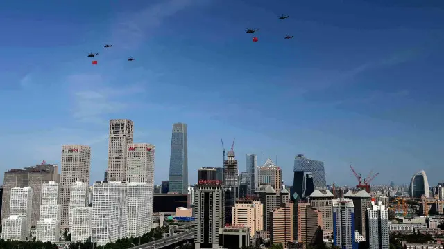 Pada parade militer Hari Kemenangan, 3 September 2015, tingkat polusi turun drastis dan langit kota Beijing berwarna biru. 