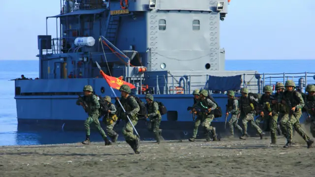 菲律宾海军陆战队在美菲联合军演中进行抢滩演习