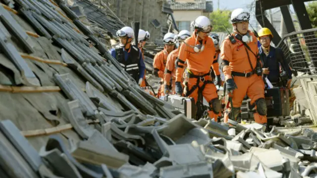 Gempa pada Sabtu (16/04) terjadi saat tim penyelamat masih berjuang mencari korban gempa pada Kamis (14/04).