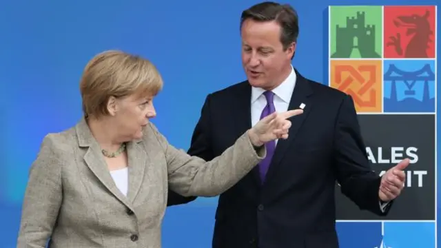 Thủ tướng Đức Angela Merkel chỉ lối đến cửa cho thủ tướng Anh David Cameron (Ảnh: Getty Images)