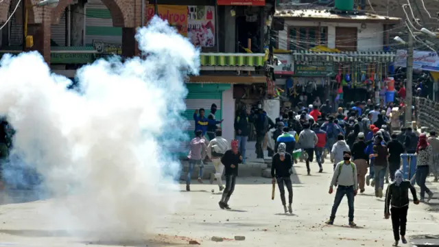 ابتدا میں مقامی پولیس نے مظاہرین پر قابو پانے کی کوشش کی تھی تاہم جلد ہی مظاہرے میں شامل لوگوں کی بڑھتی ہوئی تعداد کے باعث صورت حال کنٹرول سے باہر ہو گئی