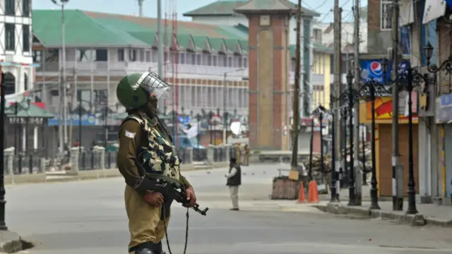 سری نگر کے کئی علاقوں میں پولیس کی جانب سے سختی کی جارہی ہے جبکہ کپوارہ اور ہندوارا کے سرحدی علاقوں میں کرفیو نافذ ہے