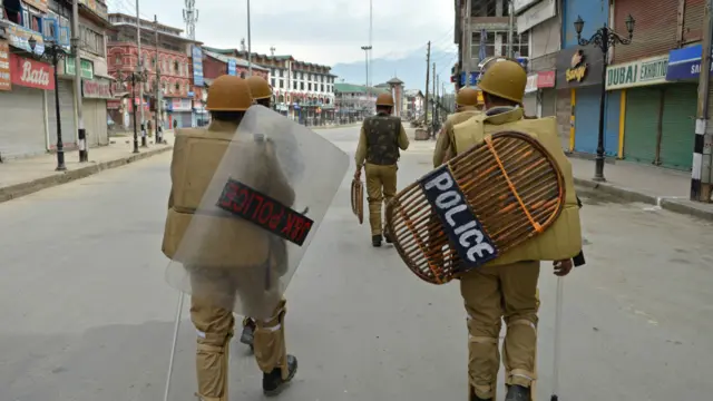 مظاہروں کا سلسلہ جلد ہی کشمیر کے دیگر علاقوں میں بھی پھیل گیا جبکہ علیحدگی پسندوں کی جانب سے اس واقعے کو ’ریاستی دہشت گردی‘ کی مثال کہا گیا اور ہڑتال کی کال دے دی گئی