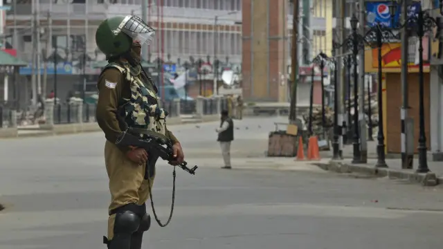 بارہ اپریل کو فوجی اہلکار کی ایک کم سن لڑکی کے ساتھ مبینہ جنسی زیادتی کے معاملے پر کشمیر میں پرتشدد مظاہرے ہوئے 