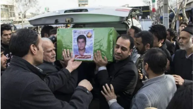 جب بھی کسی جنگجو کی لاش شام سے ایران آتی ہے تو اس کی تدفین فوجی انداز سے کی جاتی ہے 