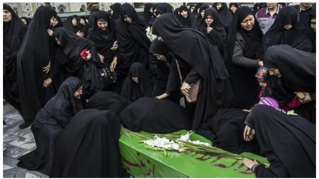 په سوريه کې د گڼو وژل شوو افغانانو مړي ايران کې خاورو ته سپارل شوي دي.