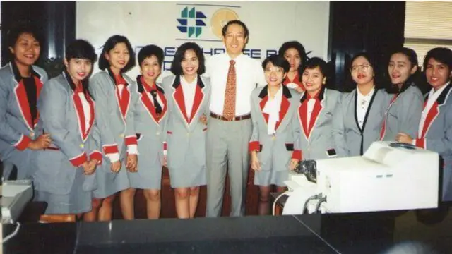 شاندار در سمت راست مردی که در تصویر ایستاده دیده می شود