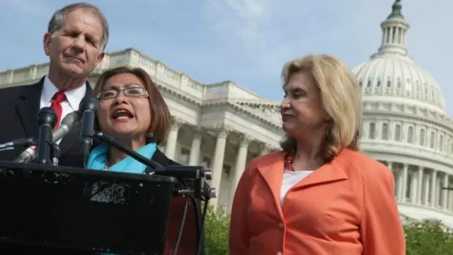 شاندرا در کنفرانسی خبری در کنار دو تن از نمایندگان کنگره