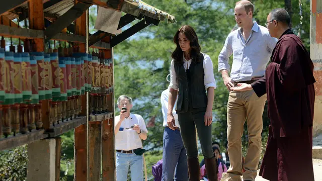 مندر پہنچنے پر وہاں کے منتظم نے ان کو خوش آمدید کہا اور مندر کے مختلف حصوں کے بارے میں بتایا۔